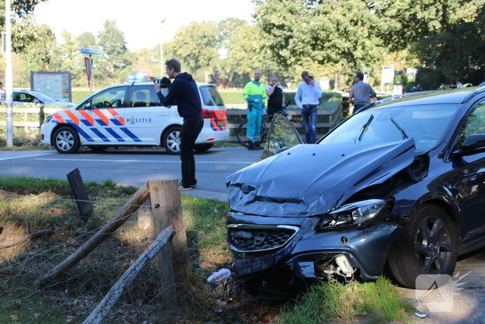 Gewonde en bestelbus op zijn kant na aanrijding