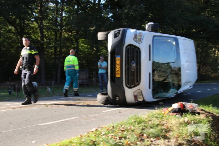 Gewonde en bestelbus op zijn kant na aanrijding
