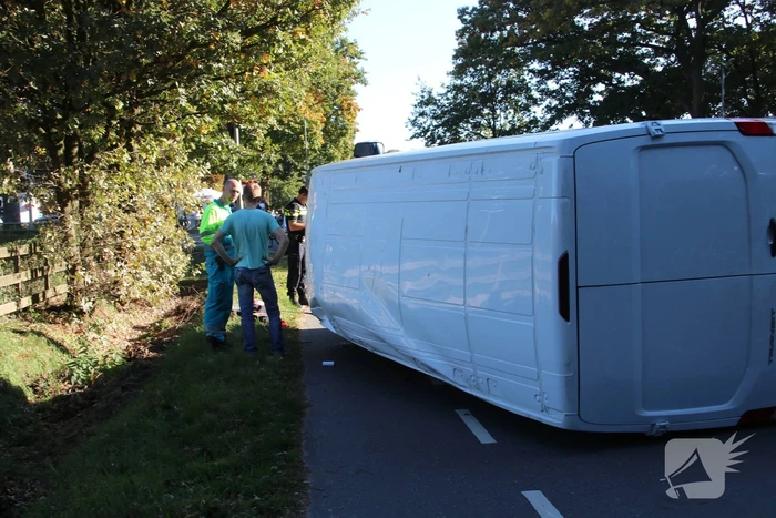 Gewonde en bestelbus op zijn kant na aanrijding