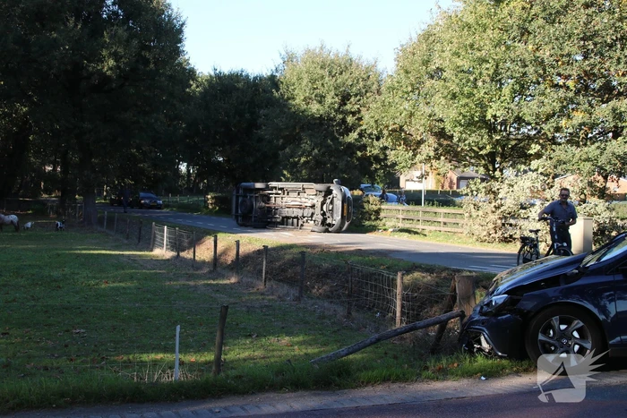 Gewonde en bestelbus op zijn kant na aanrijding