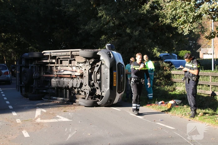 Gewonde en bestelbus op zijn kant na aanrijding