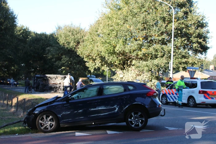 Gewonde en bestelbus op zijn kant na aanrijding