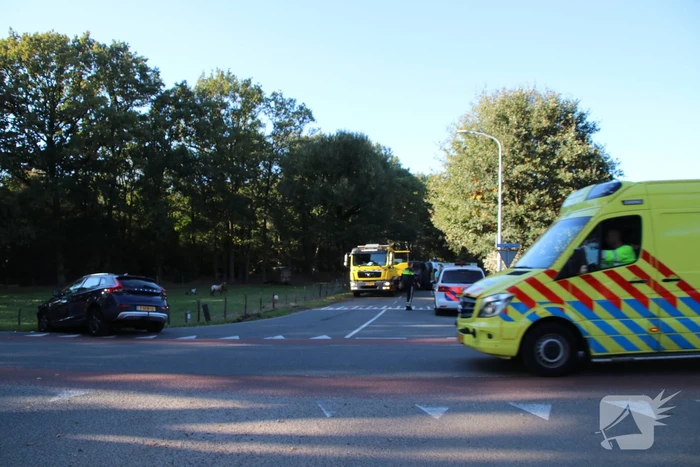 Gewonde en bestelbus op zijn kant na aanrijding