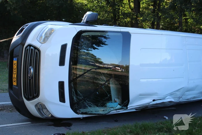 Gewonde en bestelbus op zijn kant na aanrijding