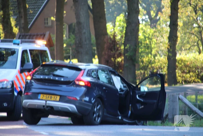 Gewonde en bestelbus op zijn kant na aanrijding