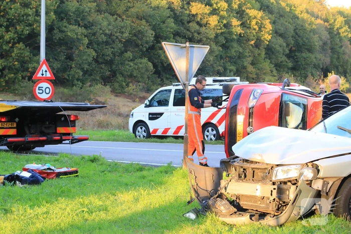 Auto belandt op de kant door aanrijding