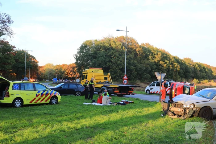 Auto belandt op de kant door aanrijding