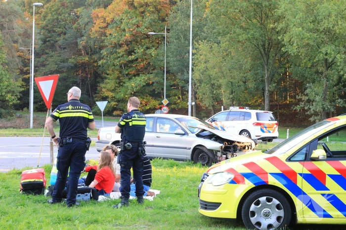 Auto belandt op de kant door aanrijding