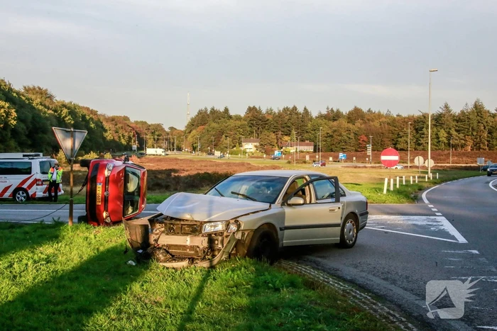 Auto belandt op de kant door aanrijding