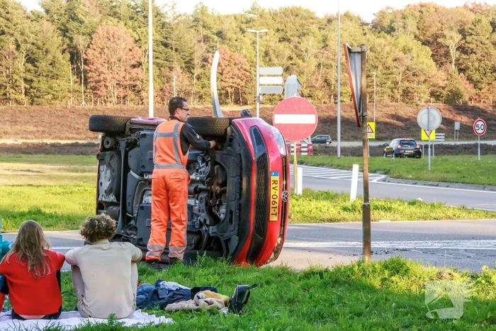 Auto belandt op de kant door aanrijding