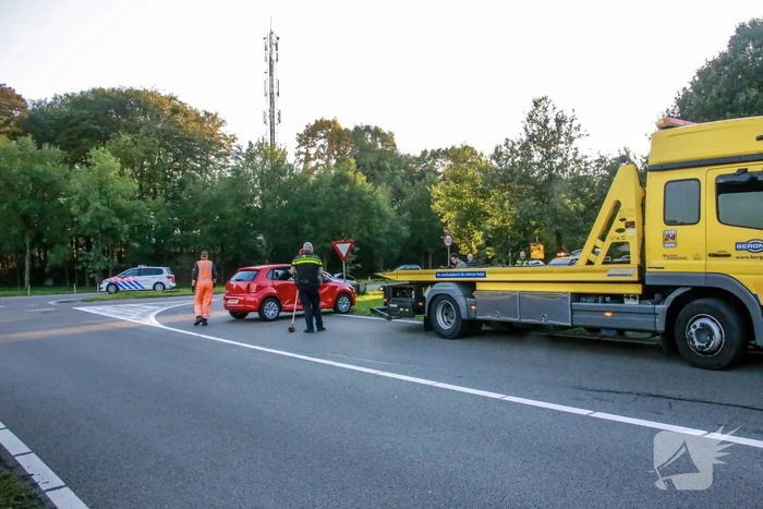 Auto belandt op de kant door aanrijding