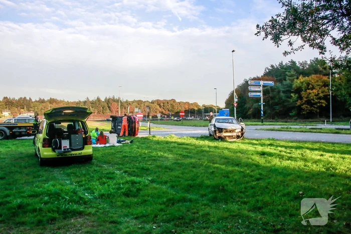Auto belandt op de kant door aanrijding