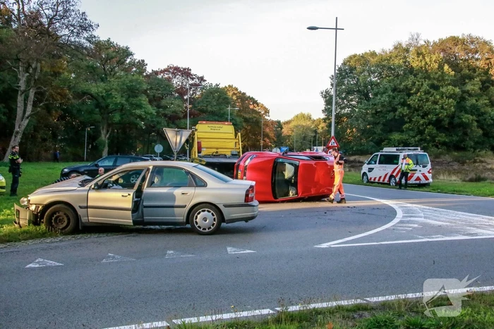 Auto belandt op de kant door aanrijding