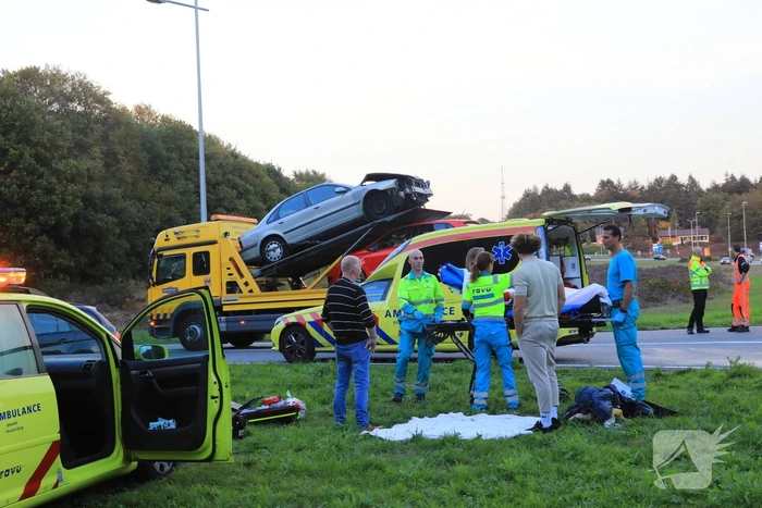 Auto belandt op de kant door aanrijding