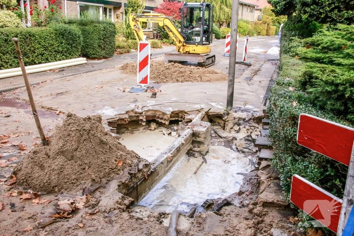 Straat blank na gesprongen waterleiding