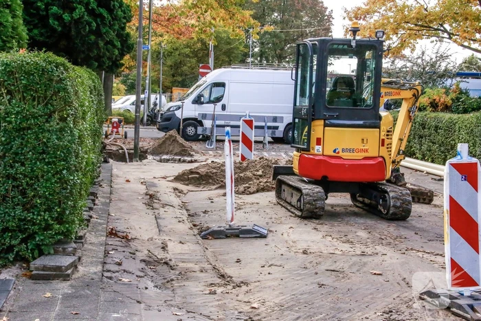 Straat blank na gesprongen waterleiding
