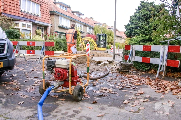 Straat blank na gesprongen waterleiding