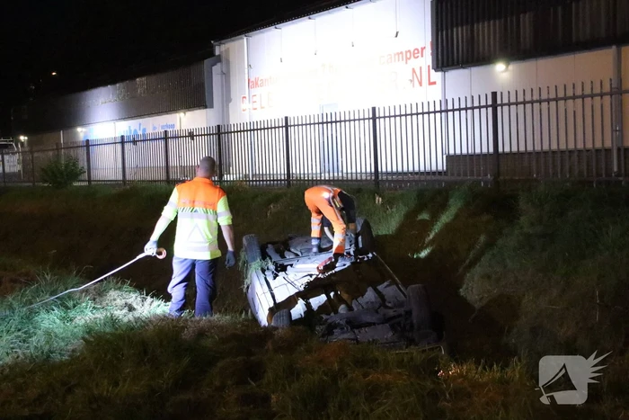 Auto raakt vanaf snelweg de sloot in