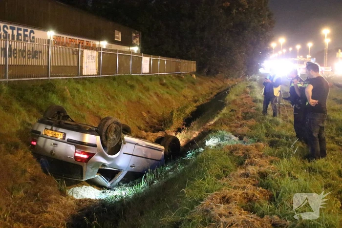 Auto raakt vanaf snelweg de sloot in