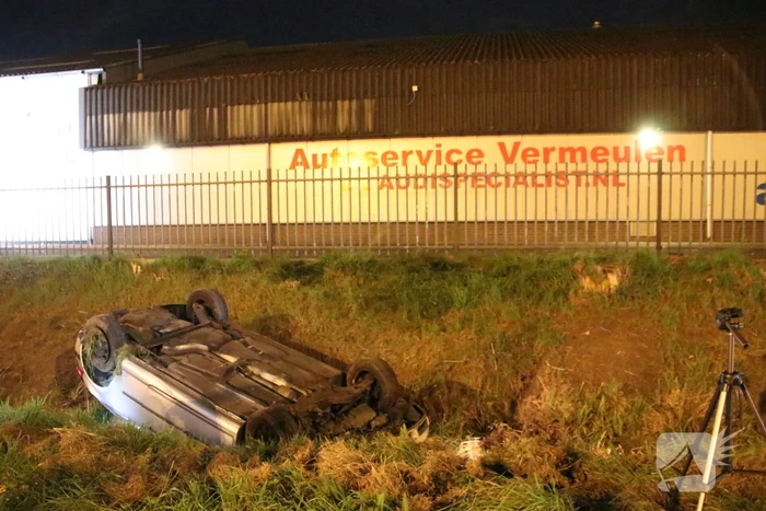 Auto raakt vanaf snelweg de sloot in