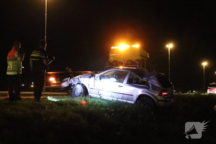 Auto raakt vanaf snelweg de sloot in