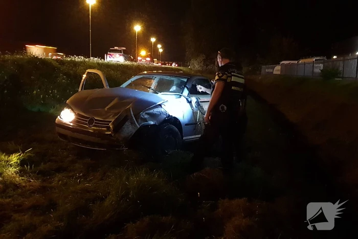 Auto raakt vanaf snelweg de sloot in