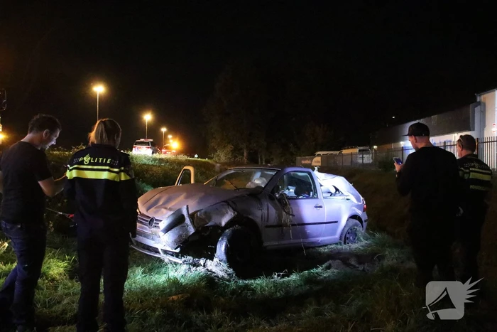 Auto raakt vanaf snelweg de sloot in