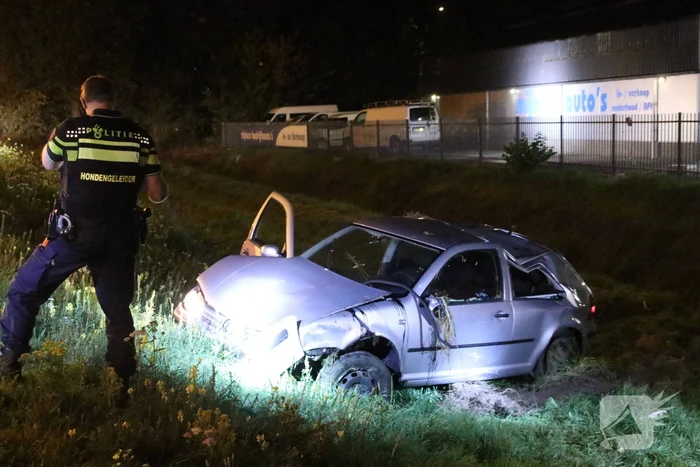 Auto raakt vanaf snelweg de sloot in