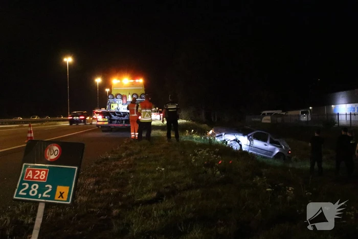 Auto raakt vanaf snelweg de sloot in