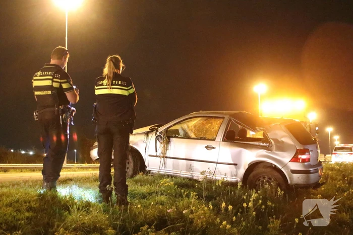 Auto raakt vanaf snelweg de sloot in