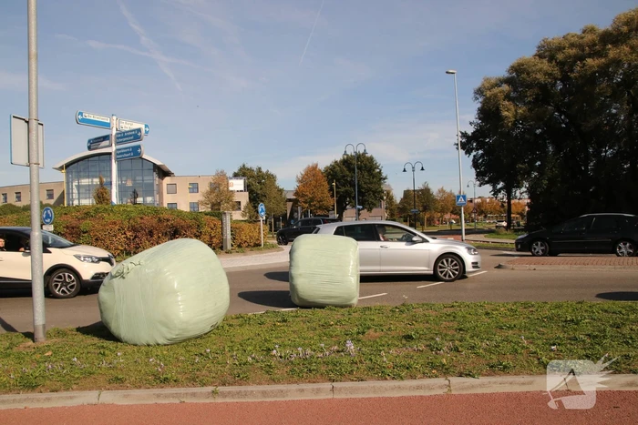 Trekker verliest balen op rotonde