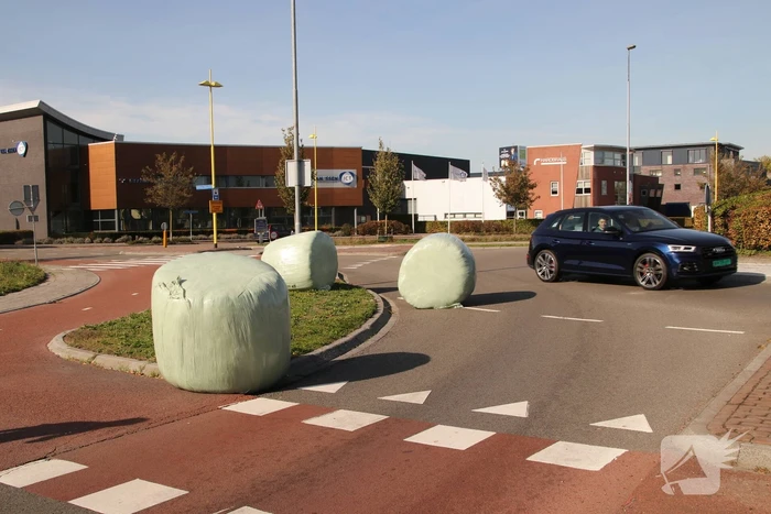 Trekker verliest balen op rotonde