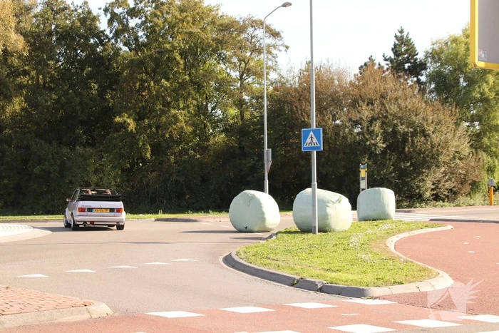 Trekker verliest balen op rotonde
