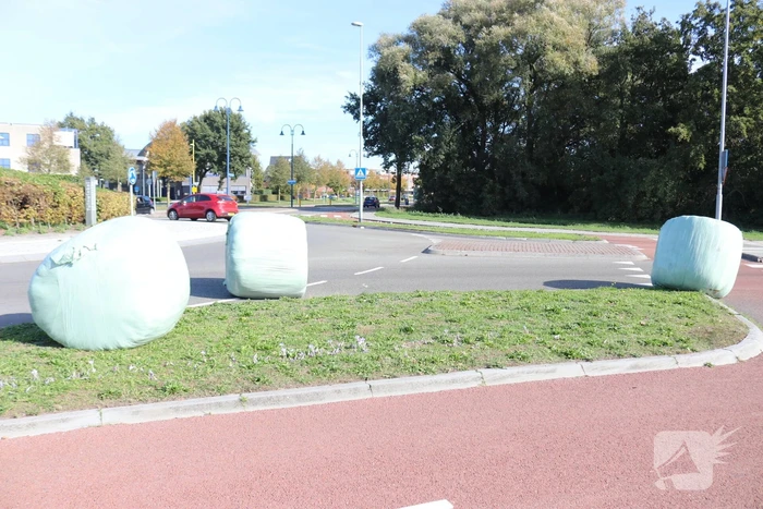 Trekker verliest balen op rotonde