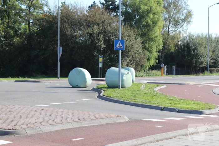 Trekker verliest balen op rotonde