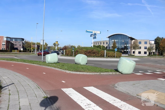 Trekker verliest balen op rotonde