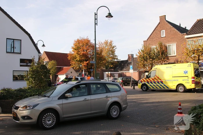 Wielrenner knalt op auto en raakt gewond