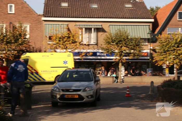 Wielrenner knalt op auto en raakt gewond