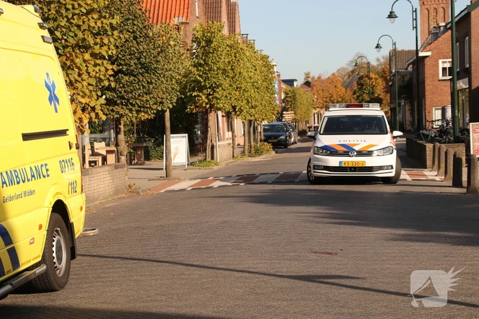Wielrenner knalt op auto en raakt gewond