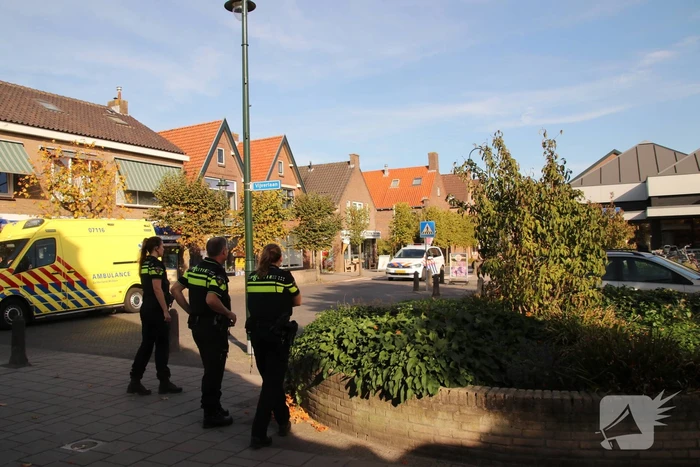 Wielrenner knalt op auto en raakt gewond