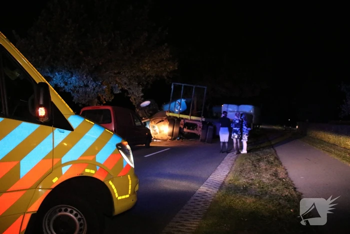 Trekker met aanhanger geschaard en gekanteld