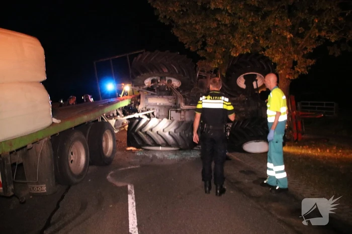 Trekker met aanhanger geschaard en gekanteld