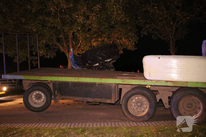 Trekker met aanhanger geschaard en gekanteld