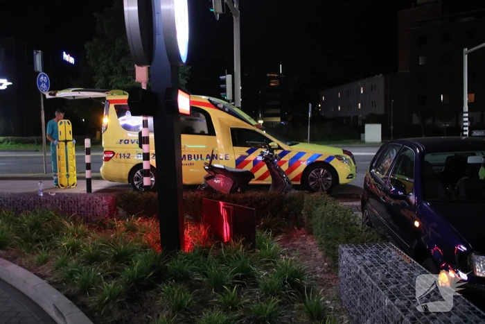 Brommer botst op auto Ã©Ã©n gewonde