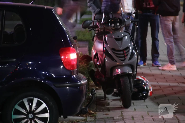 Brommer botst op auto Ã©Ã©n gewonde