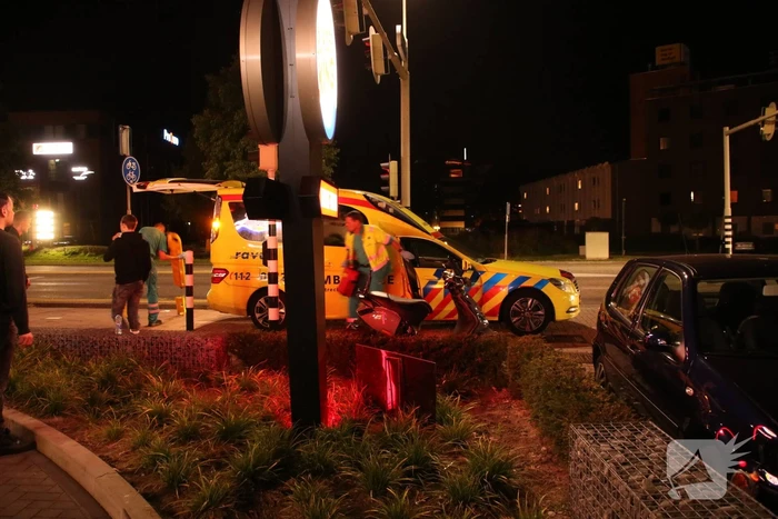 Brommer botst op auto Ã©Ã©n gewonde