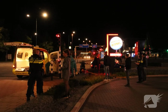 Brommer botst op auto Ã©Ã©n gewonde