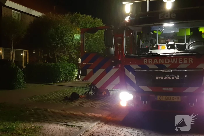 Aanbouw in brand woning vol rook
