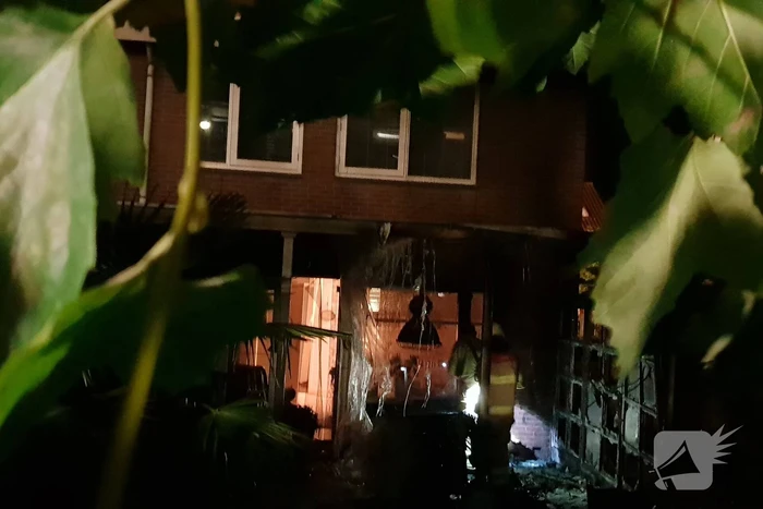 Aanbouw in brand woning vol rook