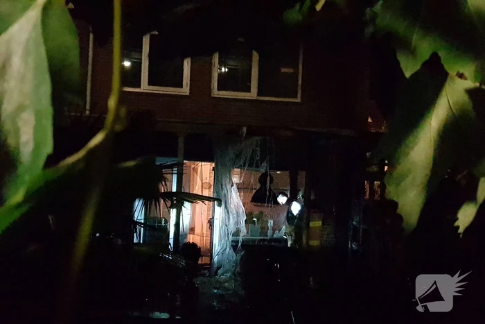 Aanbouw in brand woning vol rook